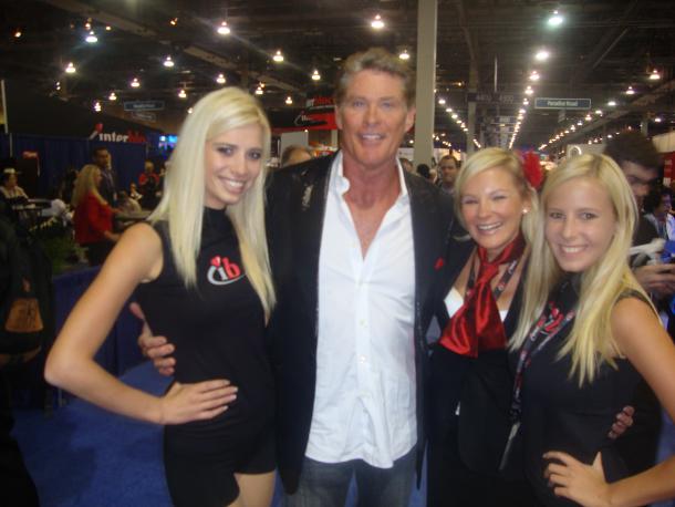 UJET! David Hasselhoff v objemu slovenskih lepotičk