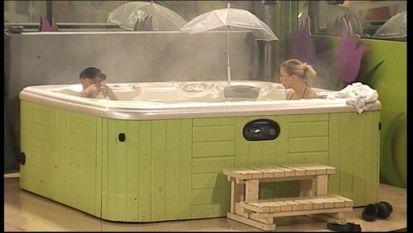 VROČE Big Brother slavnih: Ines in Činč brez sramu obrekovala ukazovalno Sandro