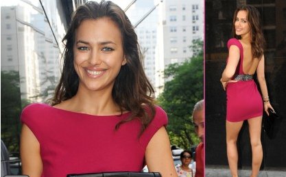OPA! Mačkica Irina Shayk v rdeči obleki s seksi hrbtnim izrezom