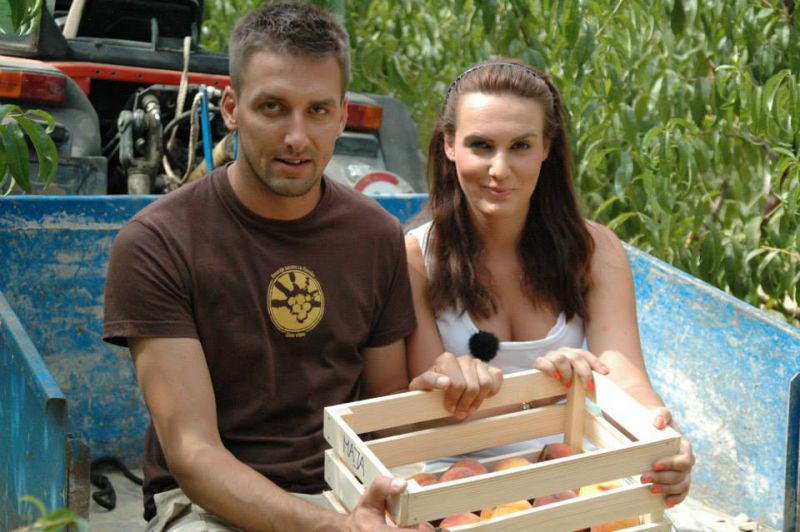 VROČE! Ljubezen na deželi: Go-go plesalke ne plešejo ob trtah!