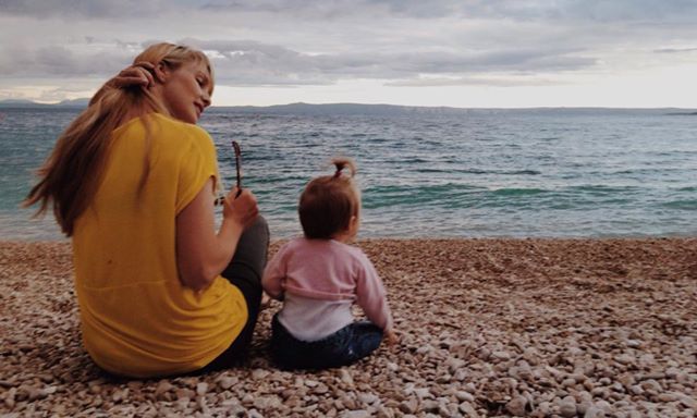 FOTO! Iva Krajnc z malo Sofio na plaži!
