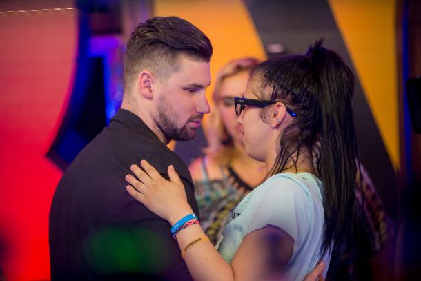 VROČE! Joel želi Ivono peljati na pijačo
