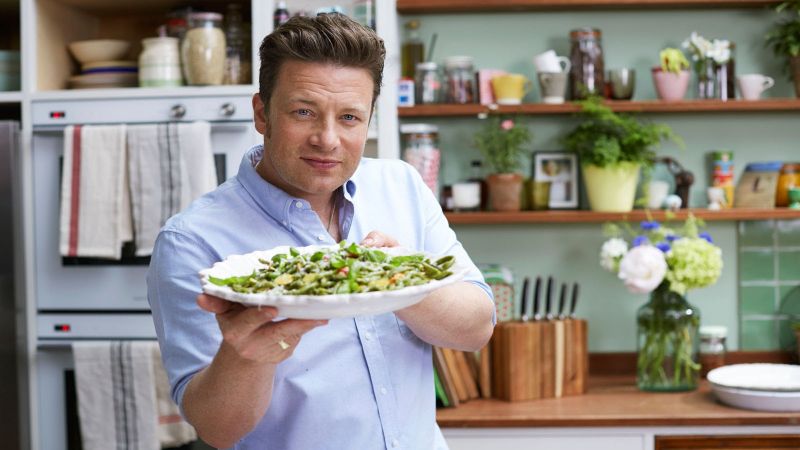 Jamie Oliver zdaj kuhat uči še družine