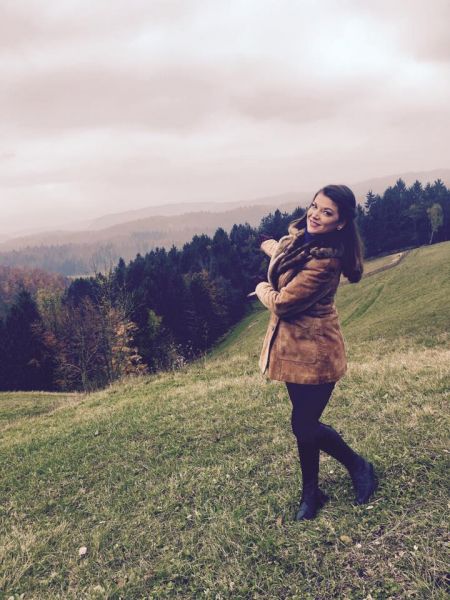 Tudi Jasna Kuljaj kaj potegne iz mamine omare