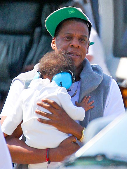 Novopečeni očka Jay-Z s hčerkico pristal v NY