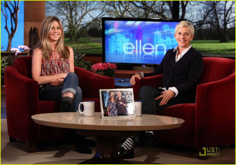 VIDEO Drzna Jennifer Aniston pred kamerami oblekla modrček, ki vibrira