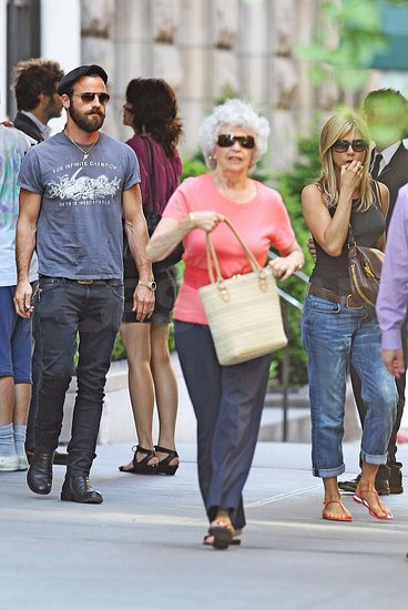 UJETA Jennifer Aniston in njen novi fant z istimi prstani