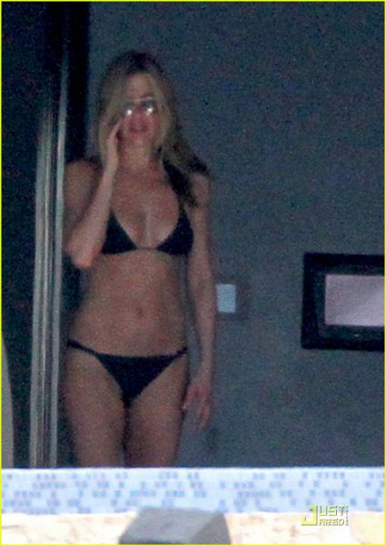 HOT! Jennifer Aniston v mini črnem bikiniju izgleda vroče