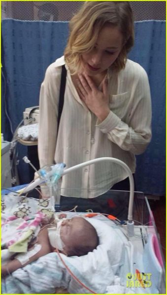 Foto! Jennifer Lawrence obiskala bolne otroke