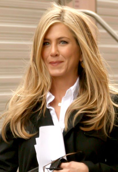 FOTO Jennifer Aniston se je prelevila v privlačno blondinko