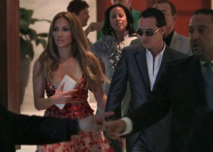 OPA! Jennifer Lopez pritegnila poglede z globokim dekoltejem