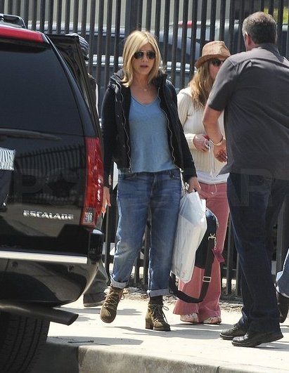 FOTO Marljiva režiserka Jennifer Aniston zakopana v filmski projekt