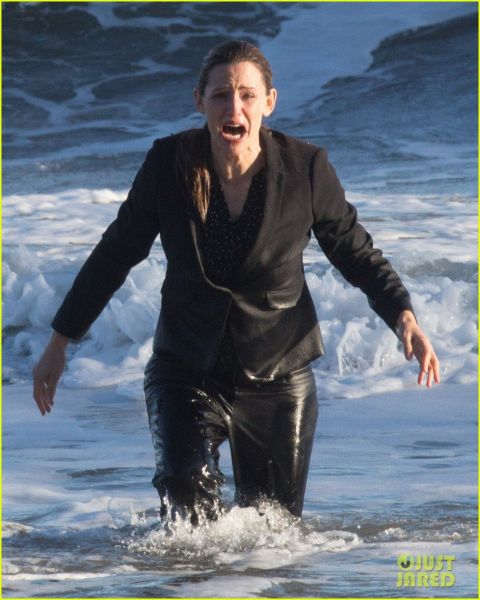 Jennifer Garner se je oblečena zagnala v ocean