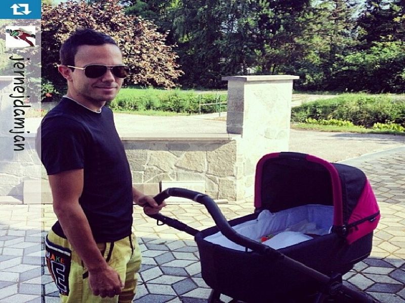 FOTO! Jernej Damjan prvič pokazal hčerkico!