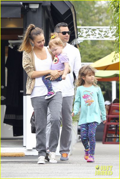 Jessica Alba: Seksi samozavestna mama!