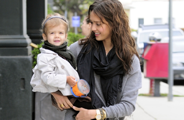 ŠOK Jessica Alba svojo 6-mesečno hčerko že poslala na dieto