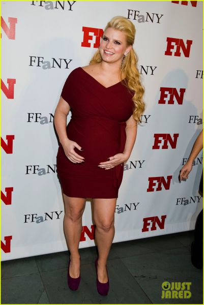 Lepa nosečka Jessica Simpson uživa v pričakovanju