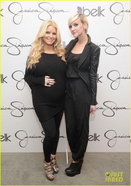Jessica Simpson ponosno objemala svoj nosečniški trebuh