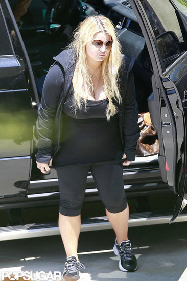 Jessica Simpson skriva odvečne kilograme zavita v črnino
