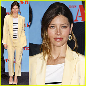 FOTO Ljubka Jessica Biel navdušila v elegantnem kostimu