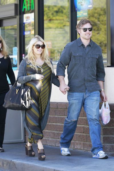 Jessica Simpson: On jo sili v naravni porod, ona hoče carski rez
