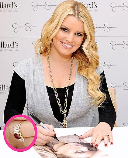 FOTO Jessica Simpson ponosno pokazala svoj diamantni zaročni prstan
