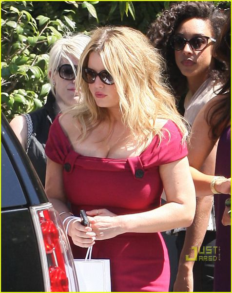 FOTO Oblinasta Jessica Simpson v rdeči obleki odhitela na sestanek