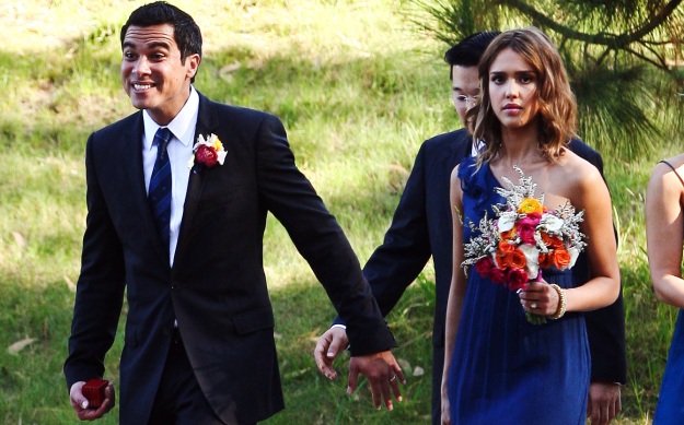 FOTO Jessica Alba: Vsiljivi paparaci jo nadlegujejo celo na poroki