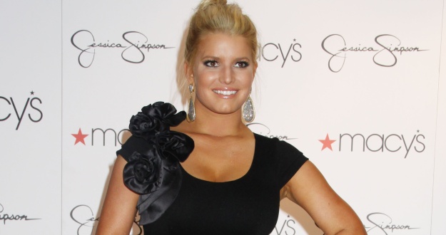Jessica Simpson: Izpod raztrganih hlač je pokukala njena gola ritka