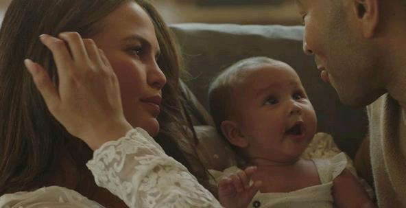 John Legend v novem videu pokazal družinsko ljubezen