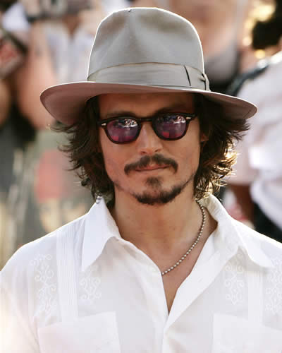 SRAMOTA Pijani Johnny Depp se je pred vsemi zvrnil na tla