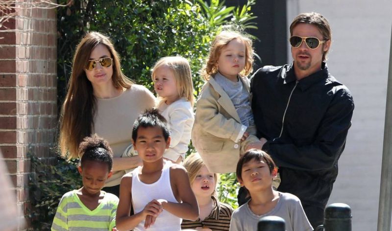 Angelina in Brad otroke hranita s pečenimi črički
