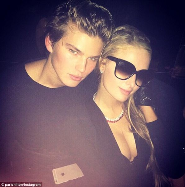 Uau! Ima Paris Hilton 18-letnega fanta?