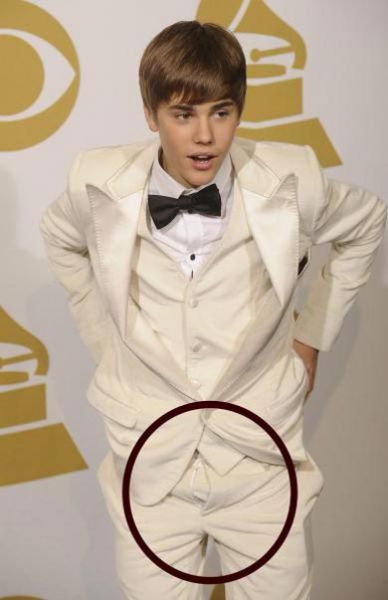 OSRAMOČEN Justin Bieber na rdečo preprogo z odprto zadrgo