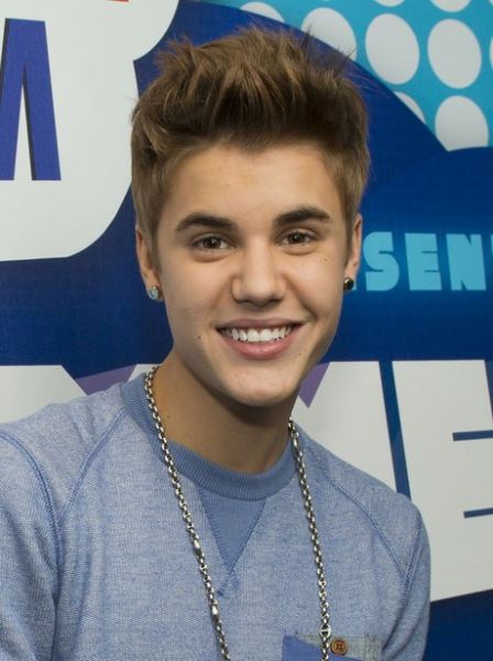 Justin Bieber: 200 oboževalk ga ni spustilo, metale so se po kombiju