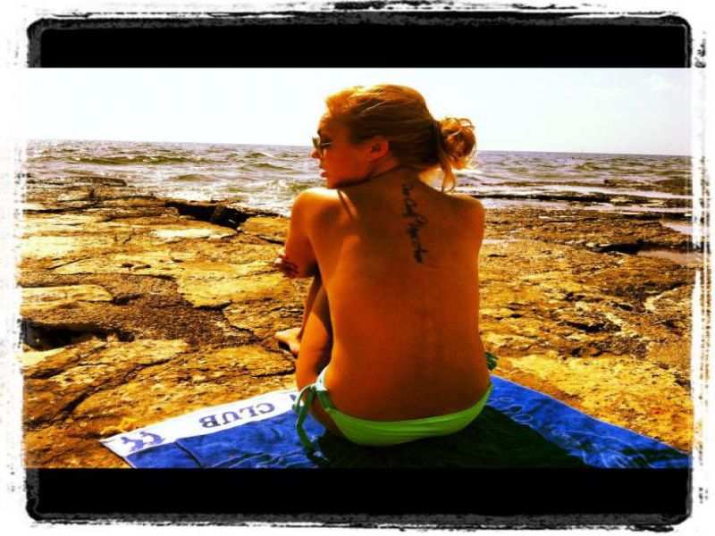 Ups! Vroča Diamantka Katarina na plaži zgoraj brez