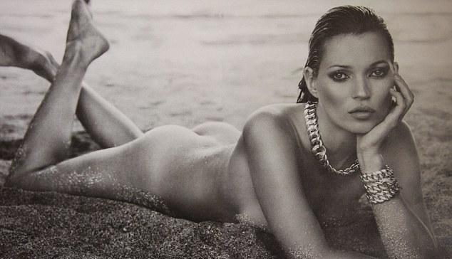 OPA! Kate Moss v reklami za nakit pozirala povsem gola na plaži