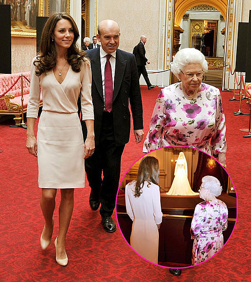 Kate Middleton: V družbi kraljice si je ogledala svojo poročno obleko