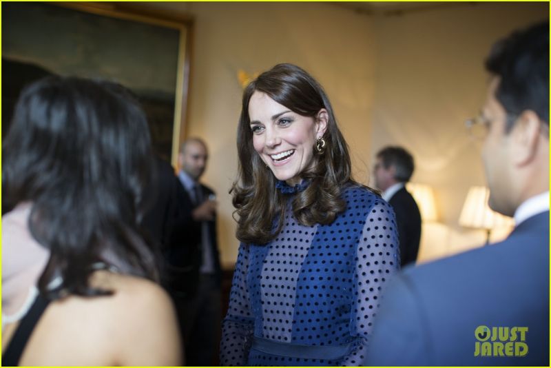 Ne boste verjeli, kako Kate Middleton načrtuje kaj bo oblekla za turnejo