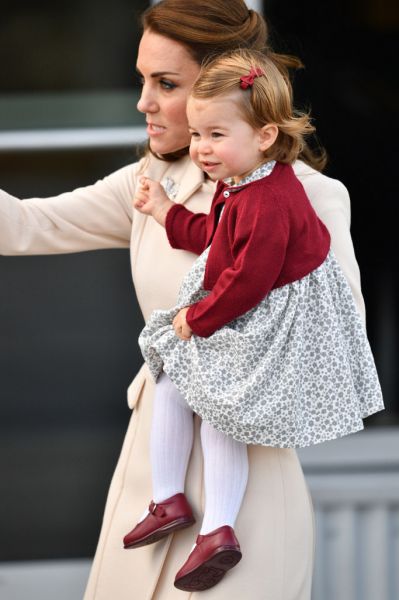 Kate Middleton naj bi bila tretjič noseča in ogrozila svoje zdravje!