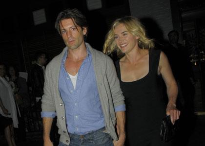 FOTO Srečno zaljubljena Kate Winslet divje zažurala s svojim seksi manekenom