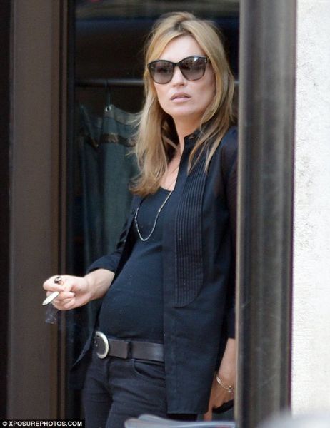 Ops! Kate Moss, se ti nabirajo kilogramčki?