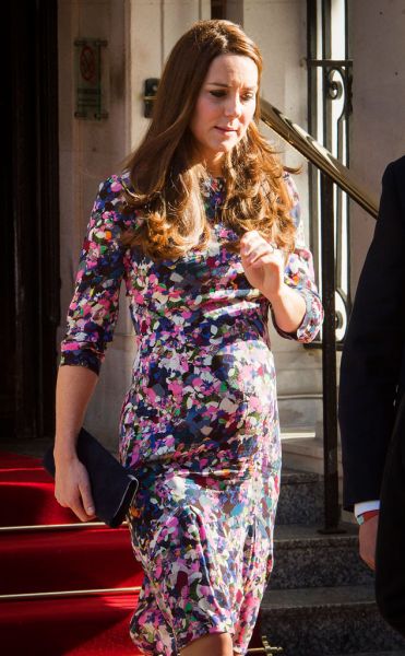 Vau! Kate Middleton: S pomladno obleko poudarila trebušček