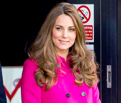 Kate Middleton: Včeraj še vozila in namignila na deklico?