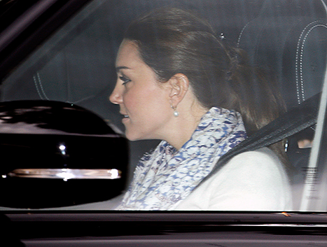 Foto! Kate in William: Z družinico zapustila London