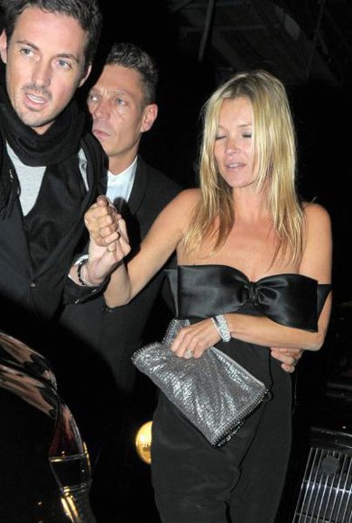 OJOJ Kate Moss tako pijana, da ni mogla hoditi