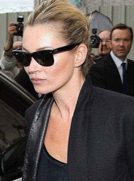 Bizarno: Kate Moss po prekrokrani noči glavo vtakne v vedro z ledom