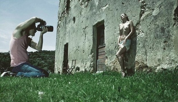 Seksi! Kate Moss nastavila svoje gole, lepe joškice