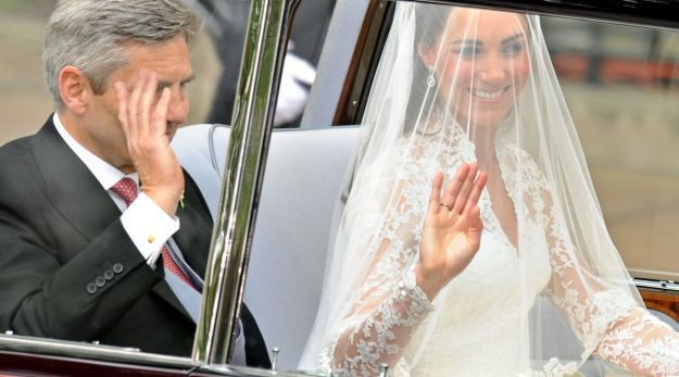 FOTO Nevesta Kate Middleton očarala z belo obleko s čipkami in globokim dekoltejem
