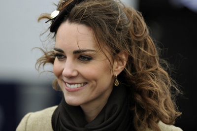 Kate Middleton spet v šolske klopi: Uči se voditi državo!
